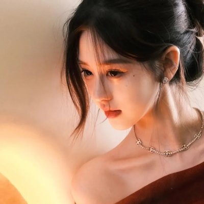 穿一只红鞋的男人